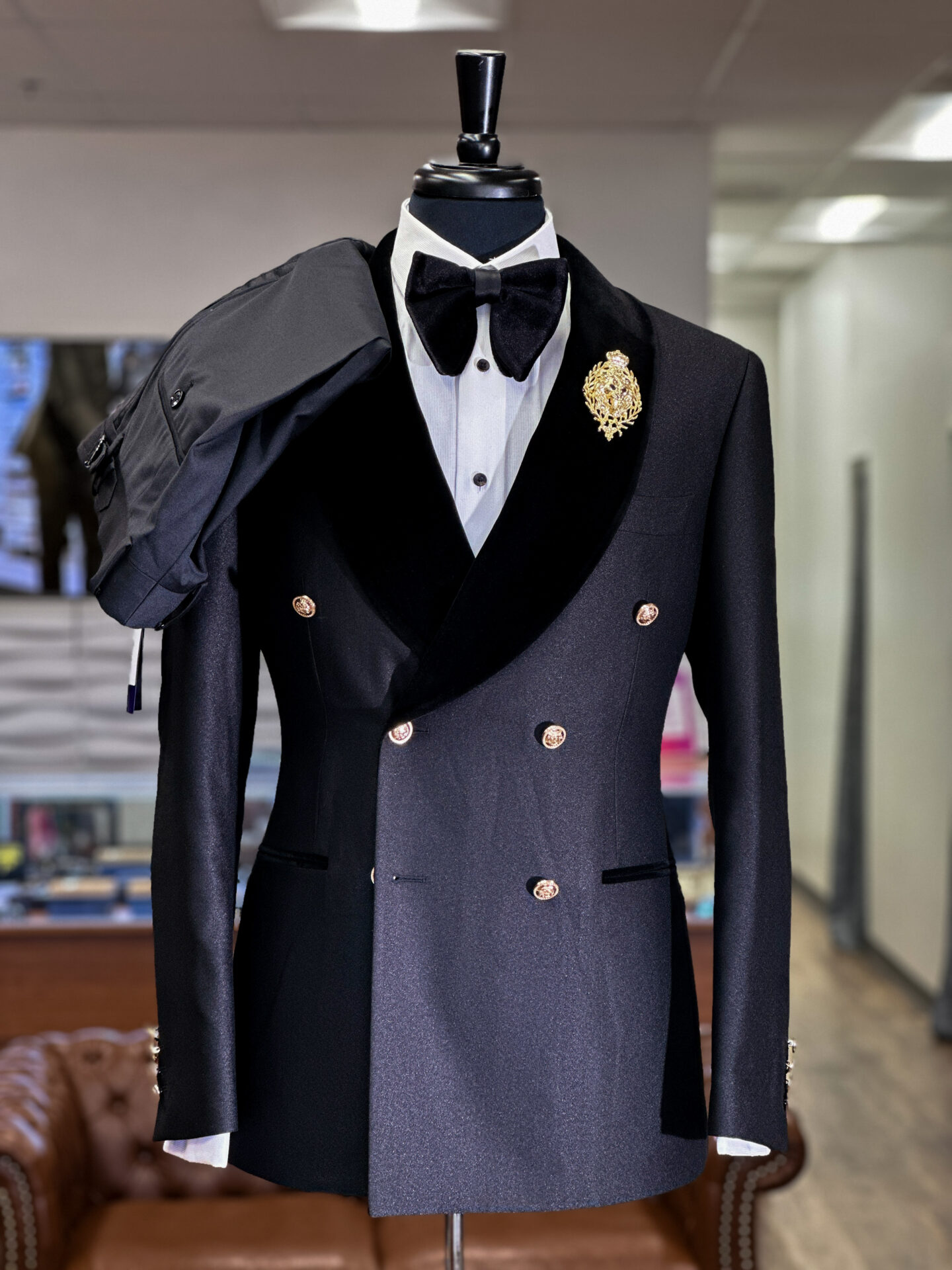 STANLION DOUBLE BREASTED SHAWL VELVET LAPEL WITH GOLD BUTTON - US 44. (EU 54)